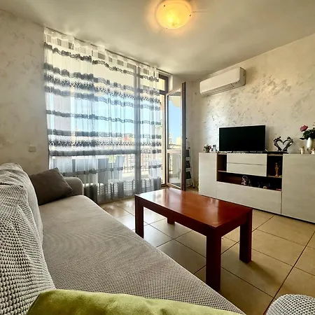 Bratanov Ashton Hall 公寓 阳光海滩